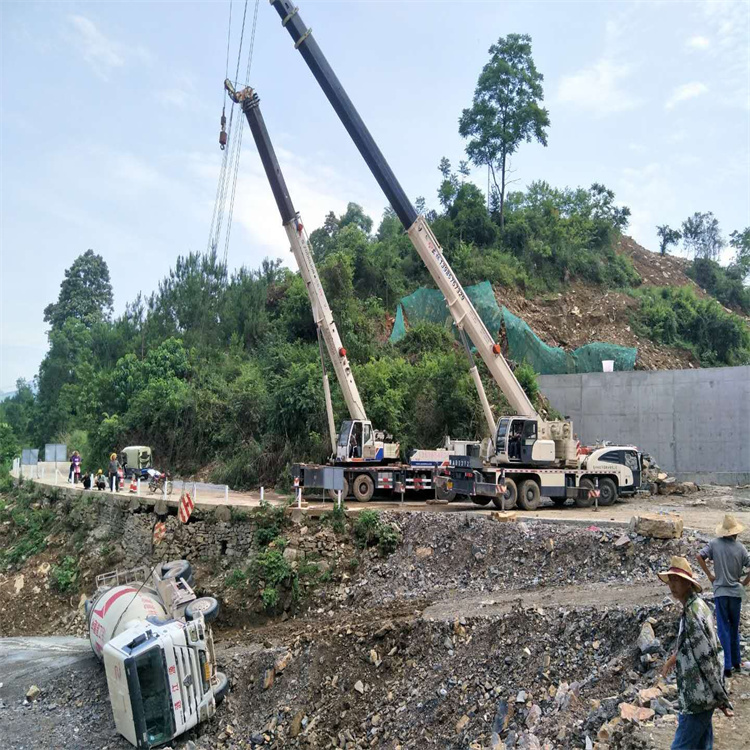 唐县汽车掉沟里叫吊车救援要多少钱